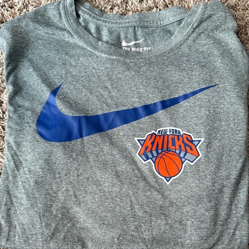 Nike Kids Gray T-Shirt with Blue Knicks Logo - Picture 1 of 3